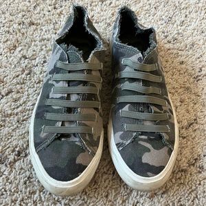 Women’s size 9 Rocket Dog